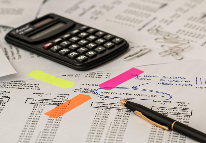 kalkulator i długopis na kartkach